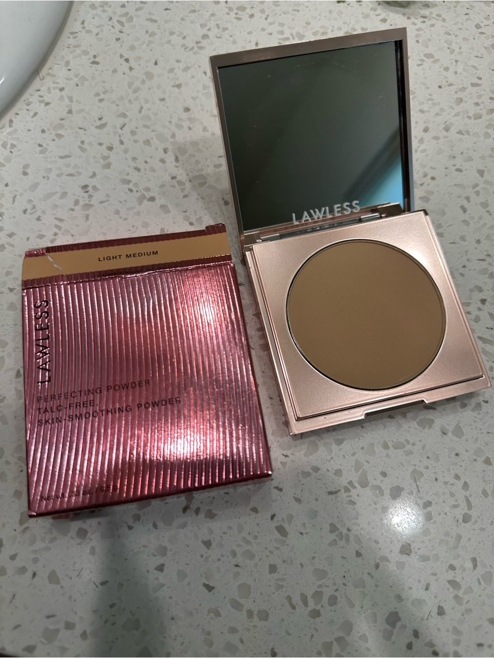 LAWLESS Perfecting Powder - Light Medium - Talc Free
